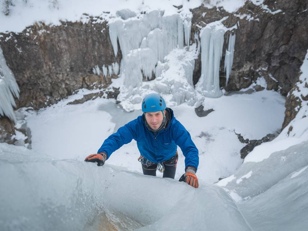 Arrampicata su ghiaccio: sport e adrenalina nelle cascate gelate